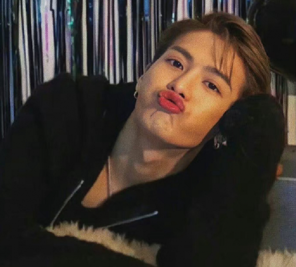 王嘉爾和何猷君在KPL現場啃雞腿,還一本正經的深情對視,笑yue了 王嘉爾和何猷君在KPL現場啃雞腿,還一本正經的深情對視,笑yue了