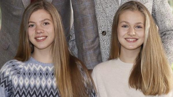 西班牙王室聖誕照雖遲但到，諾拉索妹牽手親密無間，一家子高顏值