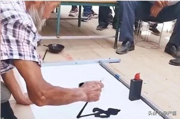 甘肅72歲老爺子流浪在上海街頭，靠一手行雲流水的毛筆字震撼網友