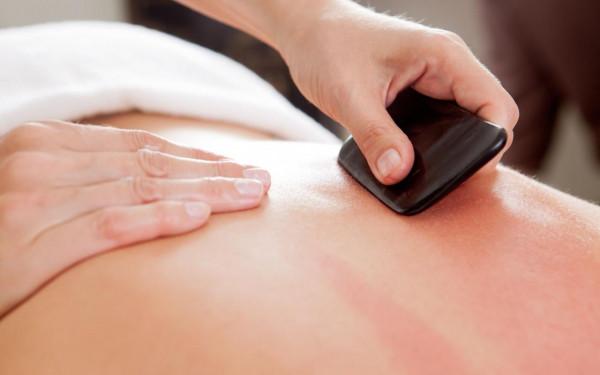 《健談》觀點丨秋冬換季,老人千萬別挨凍,刮痧、拔罐提高免疫力 《健談》觀點丨秋冬換季,老人千萬別挨凍,刮痧、拔罐提高免疫力