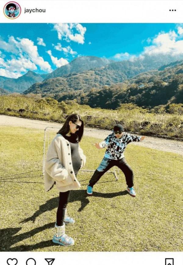 昆凌懷三胎後首亮相！懷孕5個月身材絲毫沒走樣，扎低馬尾美翻天