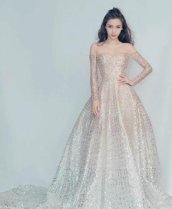 楊穎抹胸水鑽亮片裙清新復古,宛如童話世界的美人魚 楊穎抹胸水鑽亮片裙清新復古,宛如童話世界的美人魚