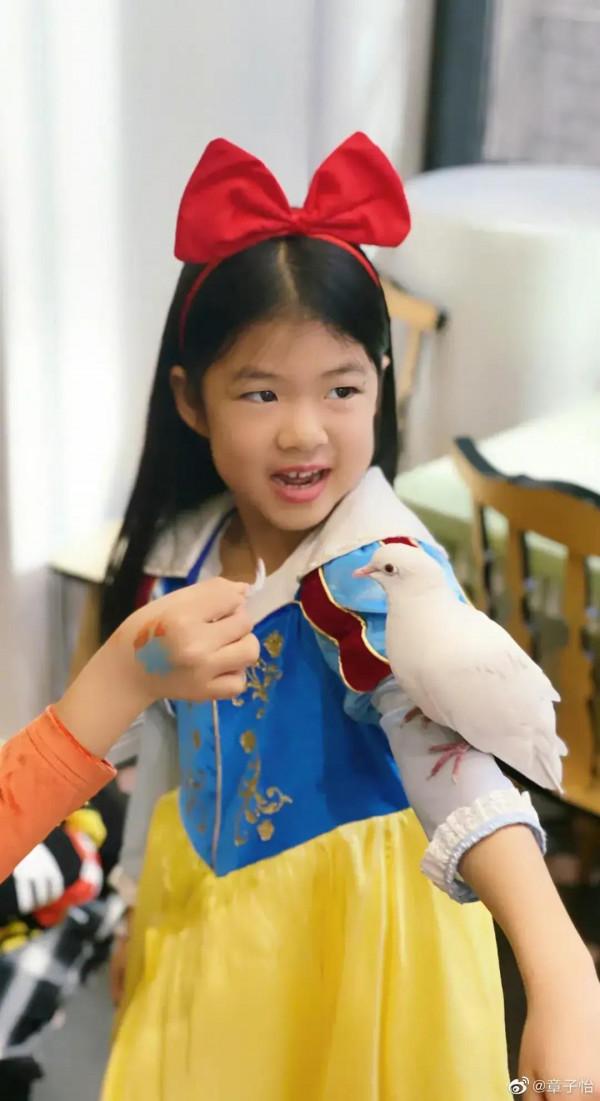 章子怡一家過萬聖節！小蘋果高顏值豔壓後媽，郭富城把方媛寵上天