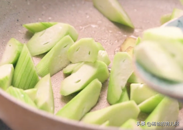 用荷包蛋和絲瓜做一碗湯,鮮香味美又解饞,孩子愛喝的湯羹 用荷包蛋和絲瓜做一碗湯,鮮香味美又解饞,孩子愛喝的湯羹