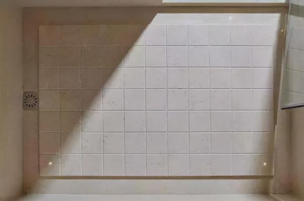 衛生間地面不要做斜坡了，聰明人這樣一設計，下水快還防滑