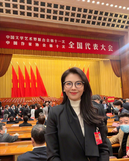 第十一次全國文代會,佟麗婭鏡頭下的大合影,五位女代表引發熱議 第十一次全國文代會,佟麗婭鏡頭下的大合影,五位女代表引發熱議