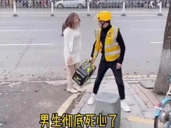 外賣小哥供女友讀完大學，求婚時卻被扇耳光，女友：你憑什麼娶我