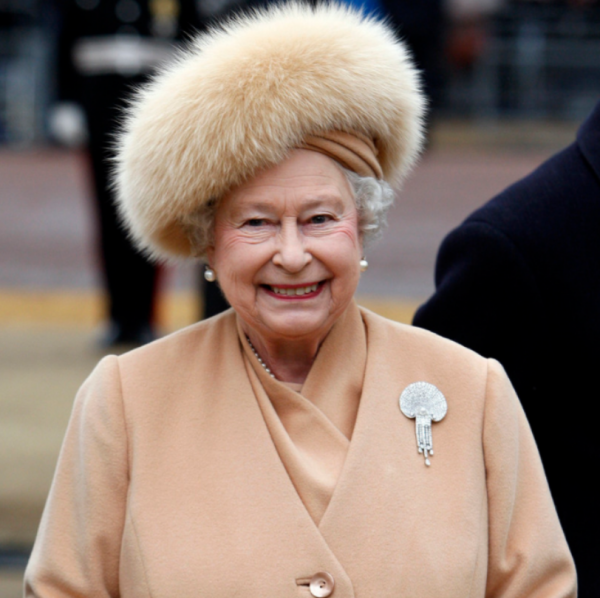 93歲女王冬天也光腿，比小21歲的卡米拉優雅，現今卻不得不用柺杖