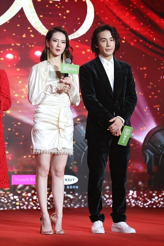 李承鉉戚薇把日子過成“偶像劇”,溫馨對視也太甜,穿衣也要配對 李承鉉戚薇把日子過成“偶像劇”,溫馨對視也太甜,穿衣也要配對