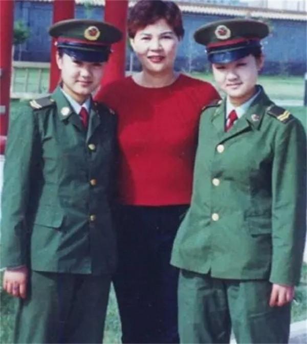 當年在閱兵儀式上“紅遍中國”的雙胞胎姐妹花，後來怎麼樣了？