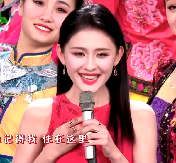 元宵晚會最驚豔女星：萬茜金絲絨，金晨粉嫩，林允穿著剪紙出來了