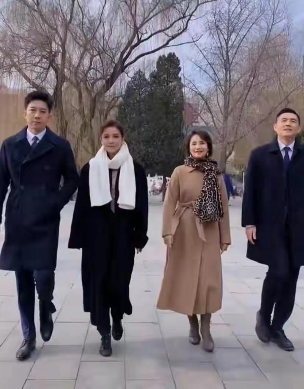 鄧超曬文代會現場！女星普通著裝變化大，攝影師跪地上為朱迅拍照