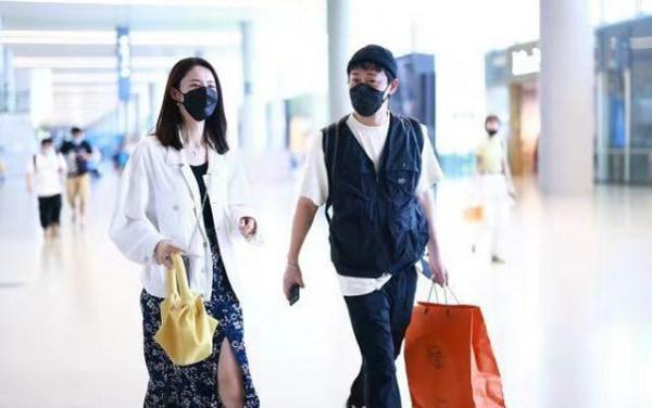 林峰夫婦罕見合體走機場,豪門少爺穿成小助理,老婆淑女風好優雅 林峰夫婦罕見合體走機場,豪門少爺穿成小助理,老婆淑女風好優雅