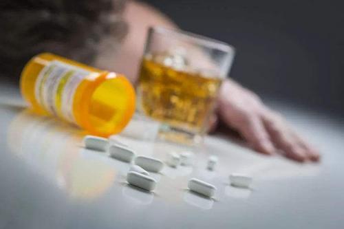&OpenCurlyDoubleQuote;頭孢配酒，說走就走&rdquo;？除了頭孢，還有哪些藥不能沾酒？快瞧瞧
