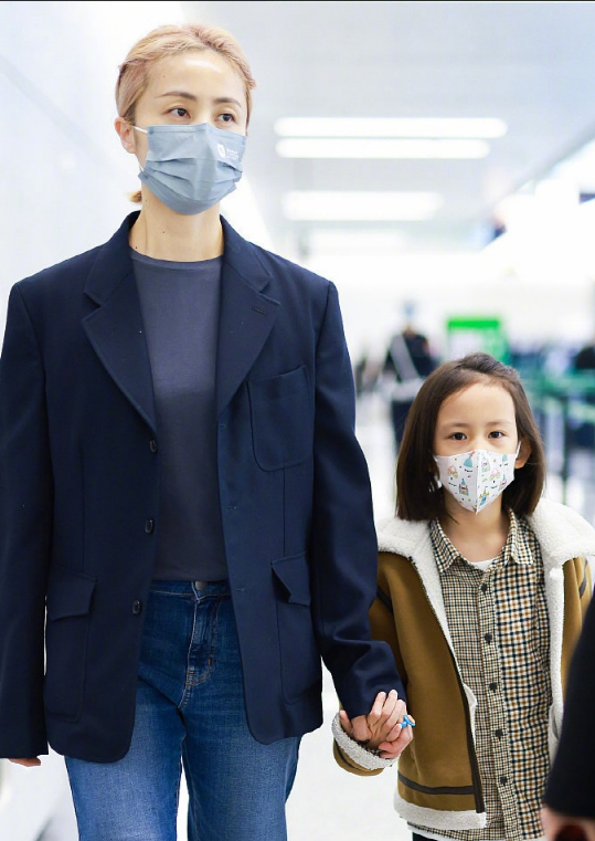 孫莉攜小女兒走機場，西裝配牛仔褲簡約十足，母女倆顏值都高