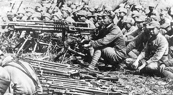 1945年，一位國軍官員帶著十億現金來投靠我軍，他什麼來頭？