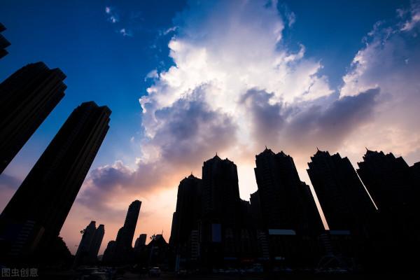 買房牢記七字真言：“買中、買邊、買三室”，基本不會買錯房