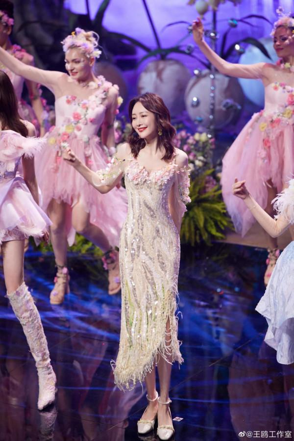 被王鷗關曉彤傅菁的花心舞臺擊中了啊～是心動啊！北京臺春晚
