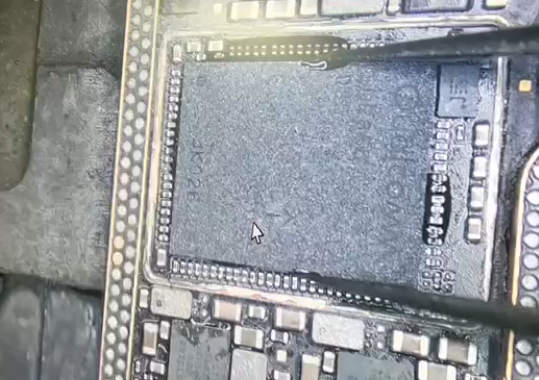 iPhone 12 無服務且耗電大