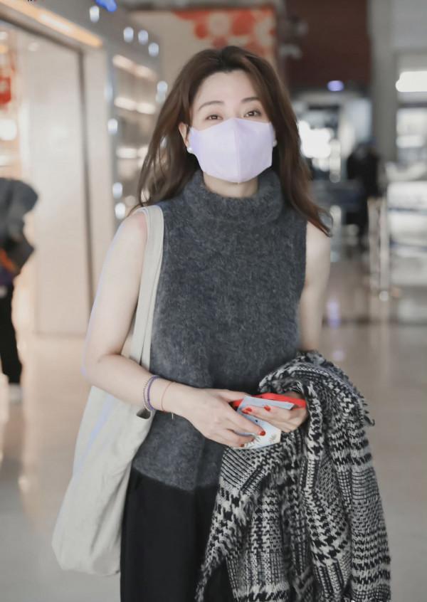 殷桃情人節走機場，光著手臂打扮清涼好用力，換新發型變氛圍美人