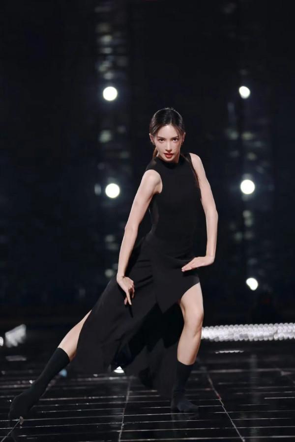 金晨跳舞又殺瘋了？單品穿出一個團的架勢！快來get氣場兩米八的同款