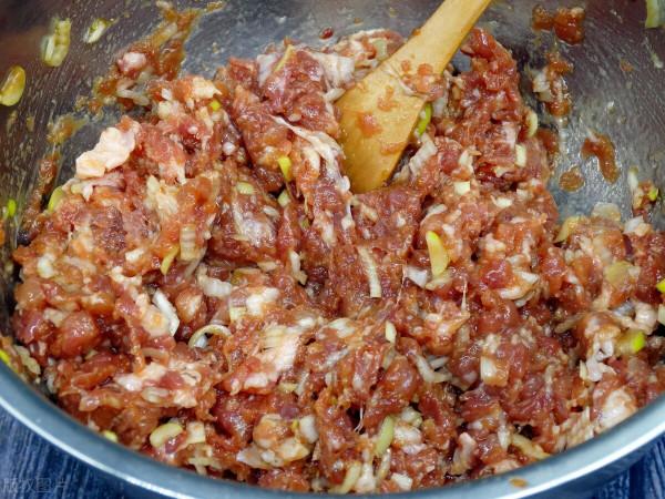 無論調啥肉餡,牢記加1水1油,忌用1料,肉餡鮮嫩多汁,越吃越香 無論調啥肉餡,牢記加1水1油,忌用1料,肉餡鮮嫩多汁,越吃越香