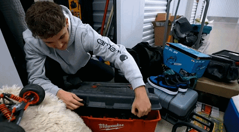 花3千塊買個倉庫，第二天咋就躺賺了4500萬？