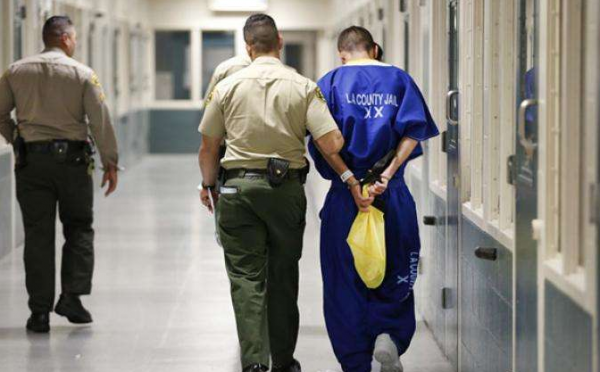 窮小子冒充沙特王子行騙30年，豪車名牌傍身，因一道燻火腿露破綻