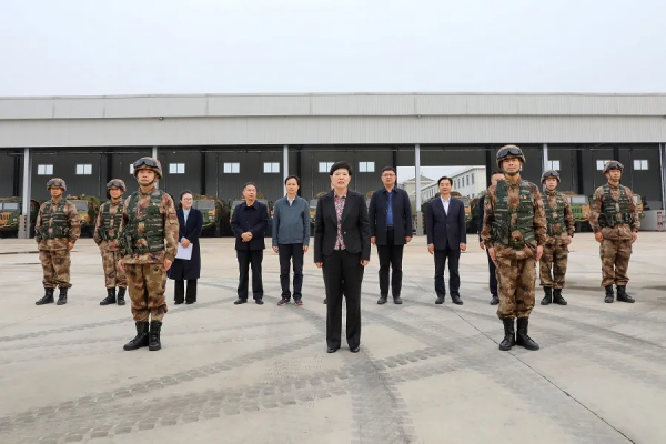 暖!駐地領導到營門歡迎凱旋官兵! 暖!駐地領導到營門歡迎凱旋官兵!