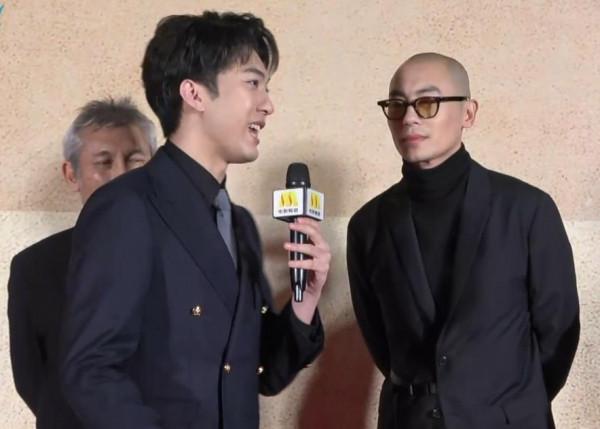 34屆金雞紅毯，張譯緊張到搓衣角，青年演員蹲下為陳道明“讓鏡”