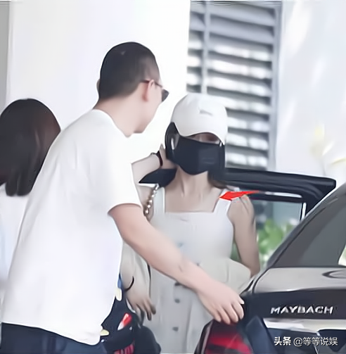 王一博趙麗穎被扒戴同款項鍊行程重合，這就疑似戀愛了，也太扯了