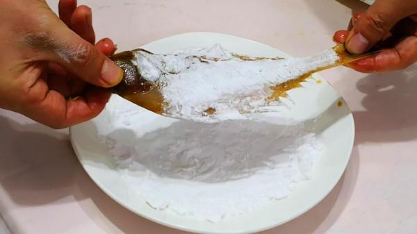 炸魚時，最忌直接下鍋炸，教你正確做法，魚又酥又脆不腥氣，真香