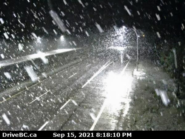 卑詩省暴風雨+大雪狂砸 氣溫降到零下 天車站漏水 連環車禍堵大橋