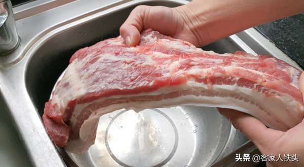 五花肉最好吃的做法，加1個香芋，客家人待客都愛做它，好吃過癮