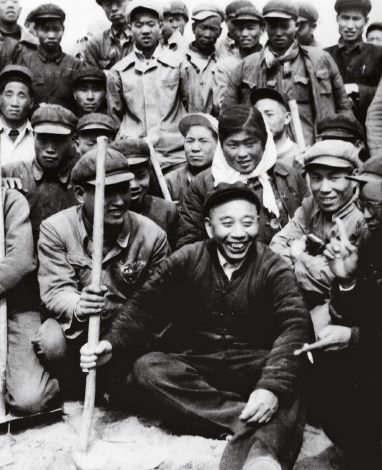 1981年，王震第七次回家鄉，笑眯眯地問工作人員：你看我兇惡不？