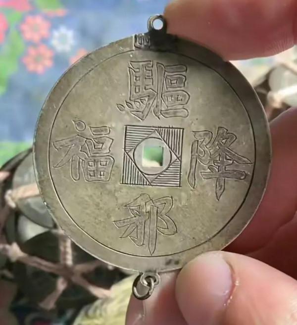 幾個不起眼的小物件，古玩店主照單全收，看這一萬花的值不值