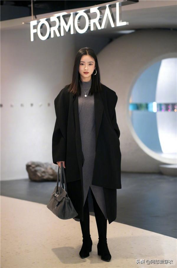 2021秋冬又火了一條裙子叫“針織裙”，洋氣顯瘦，配大衣穿就很美