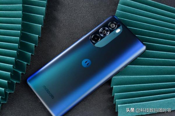 剛釋出就要說再見？首款8Gen1處理器手機遭阻擊，該選誰一目瞭然