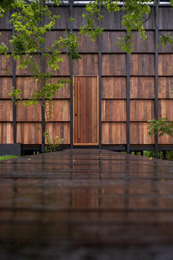 鋼結構與舊木材構築的度假小屋:在標準化構件中尋求個性化表達 鋼結構與舊木材構築的度假小屋:在標準化構件中尋求個性化表達