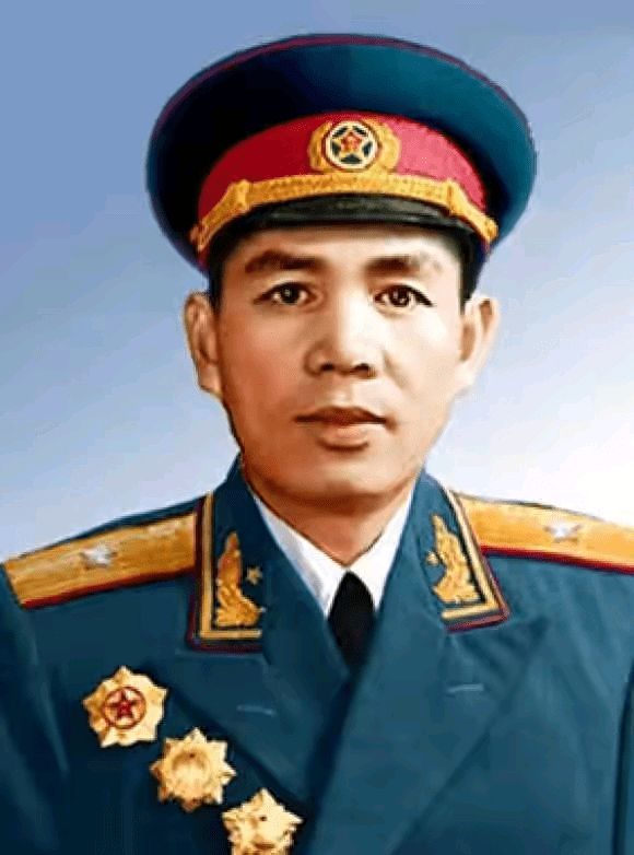 丁盛以少將身份任廣州軍區司令員，3位副手，軍銜資歷都比他高