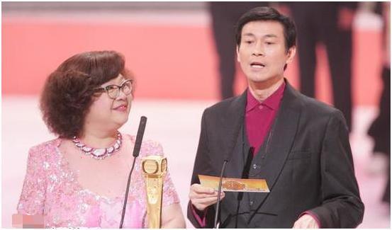 2002年，“一代妖男”羅文去世，為何鄧光榮在葬禮上怒罵劉鑾雄？