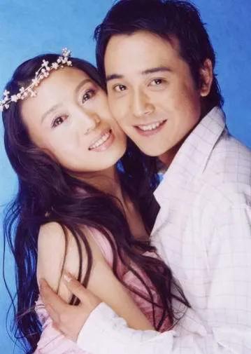 “黃梅歌后”吳瓊：42歲嫁小15歲老公，跟公婆做朋友，59歲似凍齡