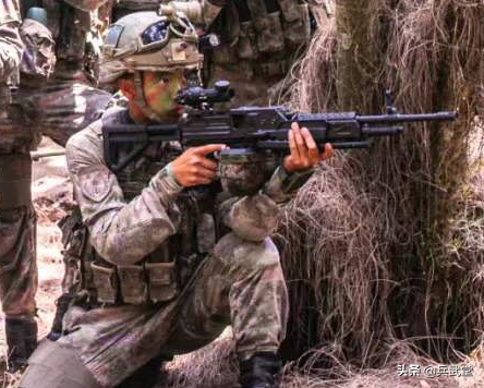 201型班機和95輕機並存?看外形不像同一時代,95更像重槍管步槍 201型班機和95輕機並存?看外形不像同一時代,95更像重槍管步槍