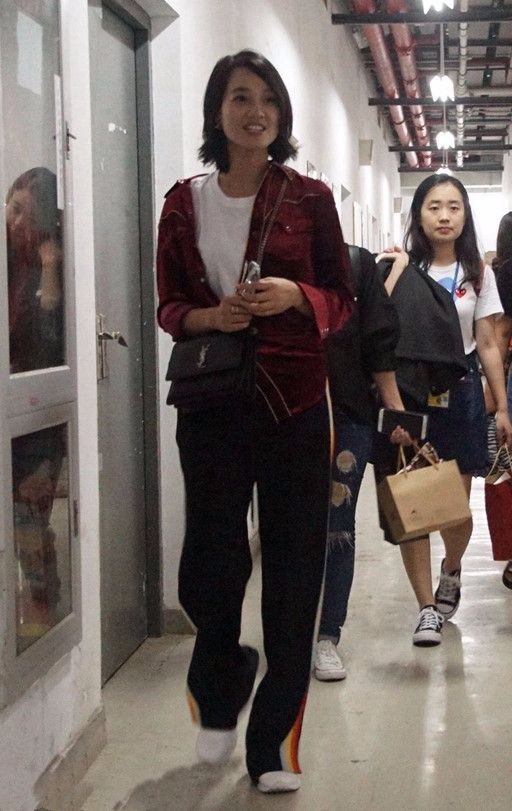 朱丹170身高，一身黑打扮很高挑，化了妝之後氣質更出眾