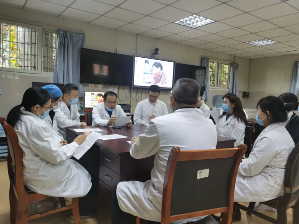 拖了6年，老人頸部長出巨大腫塊似“雙頭人”！醫生在手術室奮戰9小時才將它切下