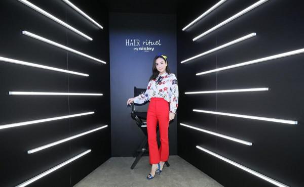 方媛當了媽卻仍愛日系名媛風，印花襯衫配紅褲，髮卡配得挺甜美