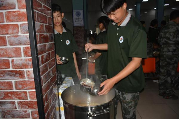 “愛心月餅”溫暖學生心