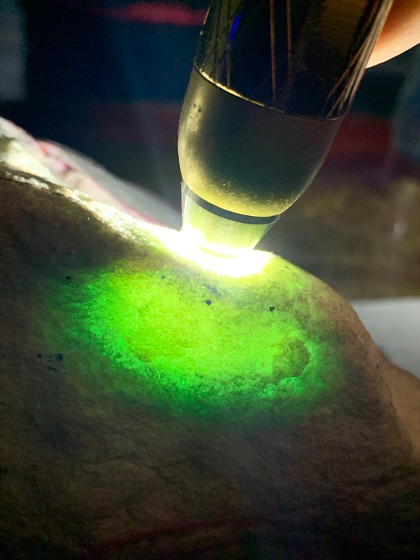 木那手鐲料,皮殼老緊,翻砂均勻,熒光水頭十足,壓燈有底色 木那手鐲料,皮殼老緊,翻砂均勻,熒光水頭十足,壓燈有底色