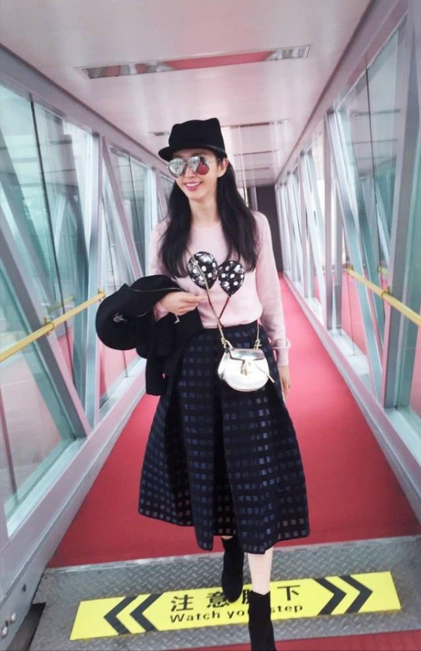 年近五十的李冰冰一身運動裝現身,身材與二十年前竟無差別 年近五十的李冰冰一身運動裝現身,身材與二十年前竟無差別