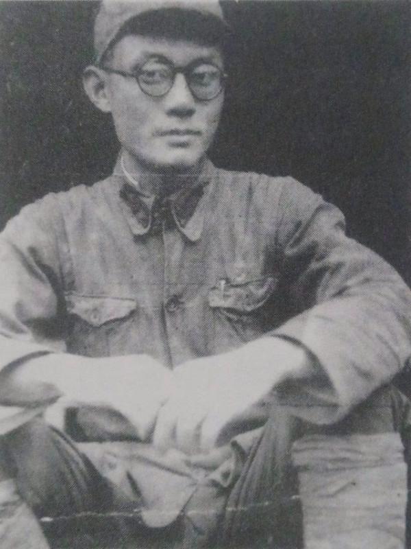 1981年，白公館一位老太看著牆上照片痛哭，遊客才知她是英烈遺孀